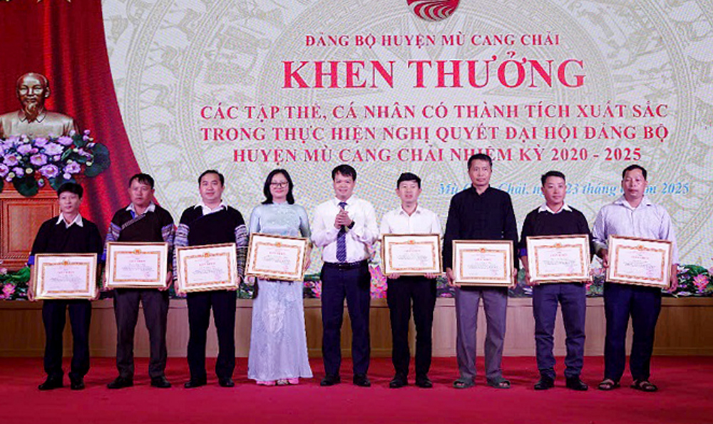 Lãnh đạo huyện Mù Cang Chải khen thưởng cho các tổ chức Đảng, cá nhân có thành tích xuất sắc trong thực hiện nghị quyết Đại dafabet nghiệm kỳ 2020 – 2025